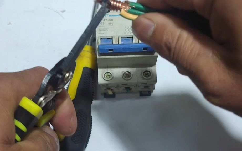 老電工揭秘 開關接線常見誤區，兩根軟線與一根硬線如何正確連接